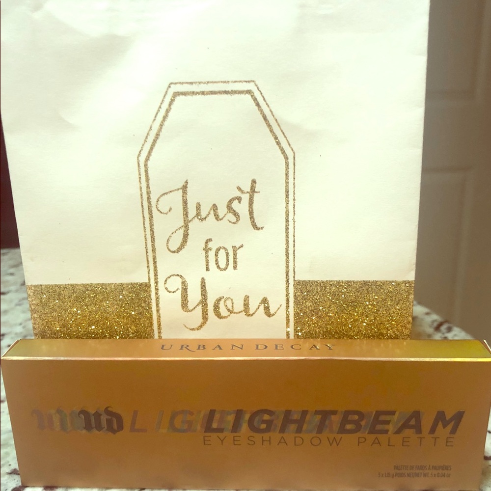 Urban Decay light 💡 beam shadow palette